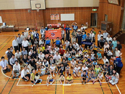 秋葉原の体育館にて開催した「夏休みファミリーデー2019スポーツ教室」に参加した社員と家族の皆さんの写真